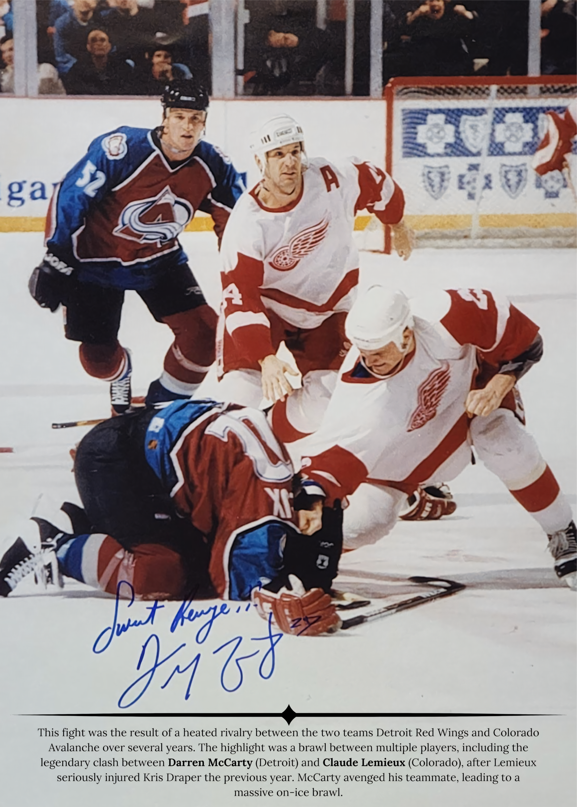 Nahaufnahme Poster mit Rahmen von Eishockeyspielern beim Eishockeykampf auf Eishockeyplatz im  Eishockeystadium mit Publikum und Text in rot und blau und weiß