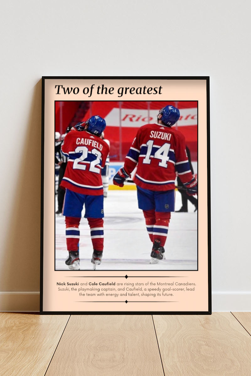 Close-up  Poster mit Rahmen von 2 Eishockeyspielern mit Beiger Umrandung und Überschrift und Text im Eishockeystadium auf Eishockeyplatz in beige rot blau weiß