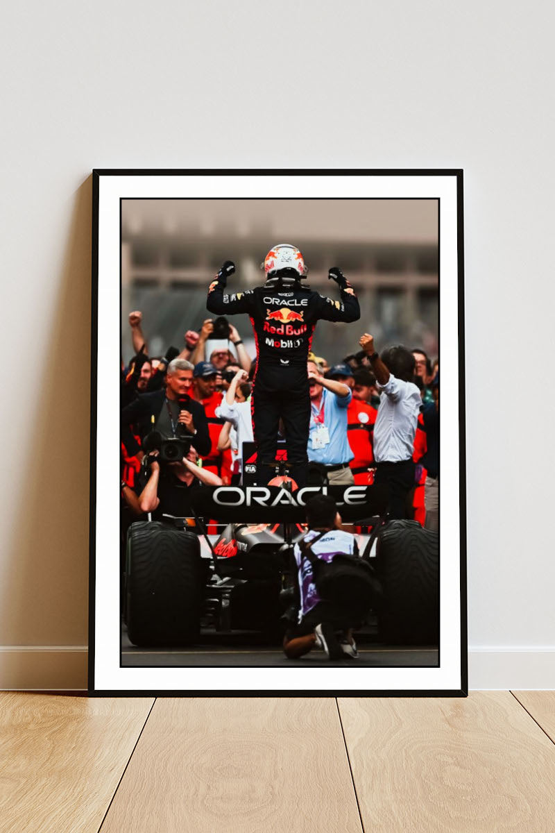 Close-up Poster mit Rahmen max verstappen steht auf Formel 1 Auto und Jubelt Bild von hinten mit weißer umrandung in schwarz blau rot weiß