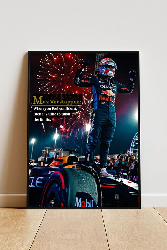 Close-up Poster mit Rahmen Formel 1 Rennfahrer Max Verstappen jubelt auf dem Formel 1 Auto mit Feuerwerk im Hintergrund und sein Team im hintergrund mit motivationszitat in schwarz blau rot weiß