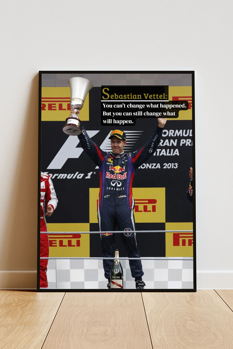 Close-up Poster mit Rahmen Formel 1 Rennfahrer Vettel als Sieger bei der Preisverteilung als erster jubelt mit dem Pokal in blau gelb weiß schwarz