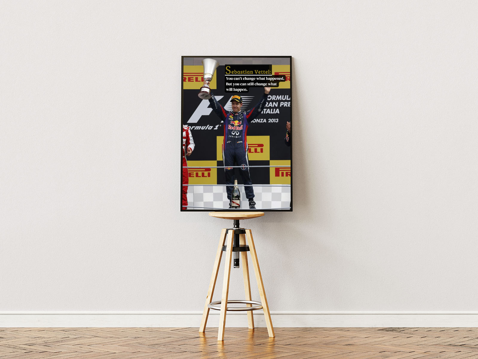 Poster ständer Poster mit Rahmen Formel 1 Rennfahrer Vettel als Sieger bei der Preisverteilung als erster jubelt mit dem Pokal in blau gelb weiß schwarz