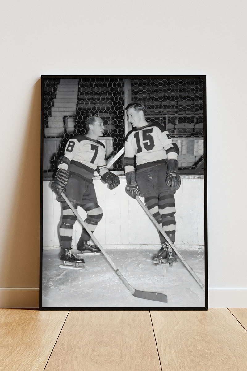 Close-up Poster mit Rahmen von 2 Hockeyspielern mit Hockeyschlägern im Vintage Still auf Eishockeyplatz in Eishockeystadium in weiß grau