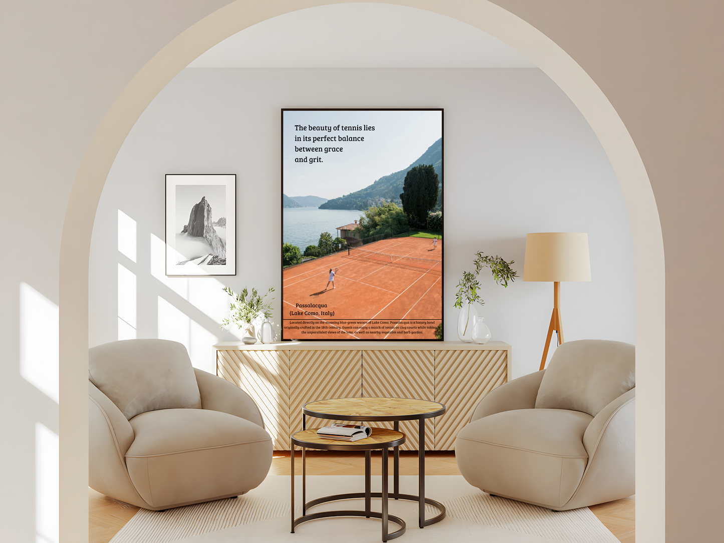 Wohnzimmer Poster mit Rahmen Tennis Platz in Landschaft mit Bergen See und Tennisspieler mit motivierenten Zitat und Schrift in Orange blau grün