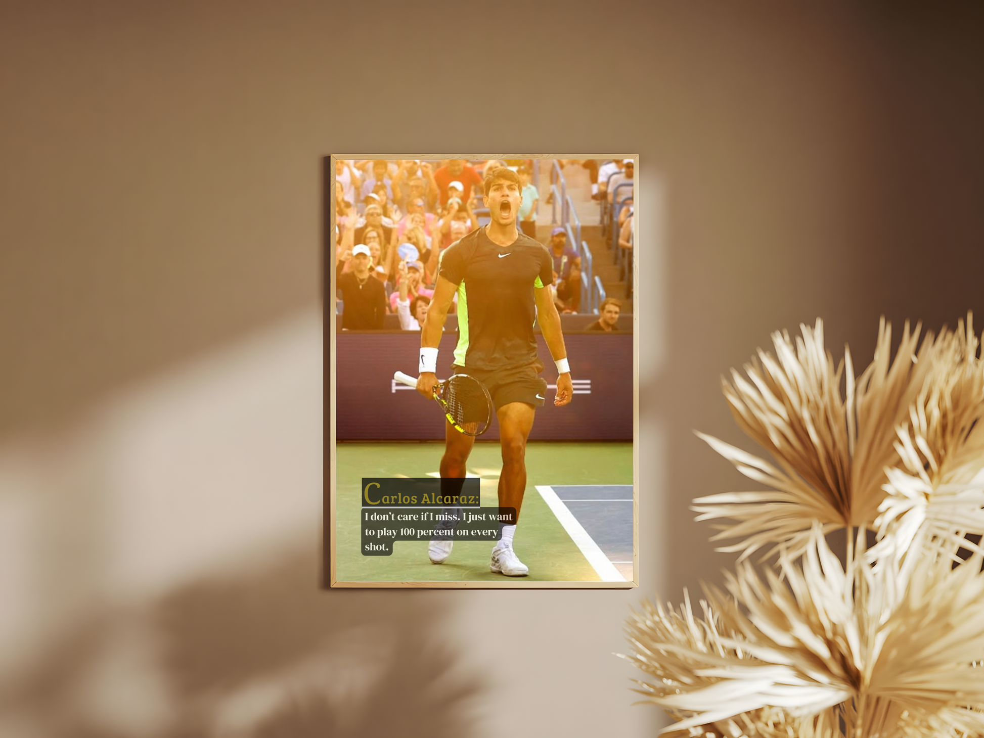 Holzrahmen Poster mit Rahmen Tennisspieler Carlos Alcaraz mit motivierenten Zitat und überschrift im Tennisstadium in gelb orange schwarz