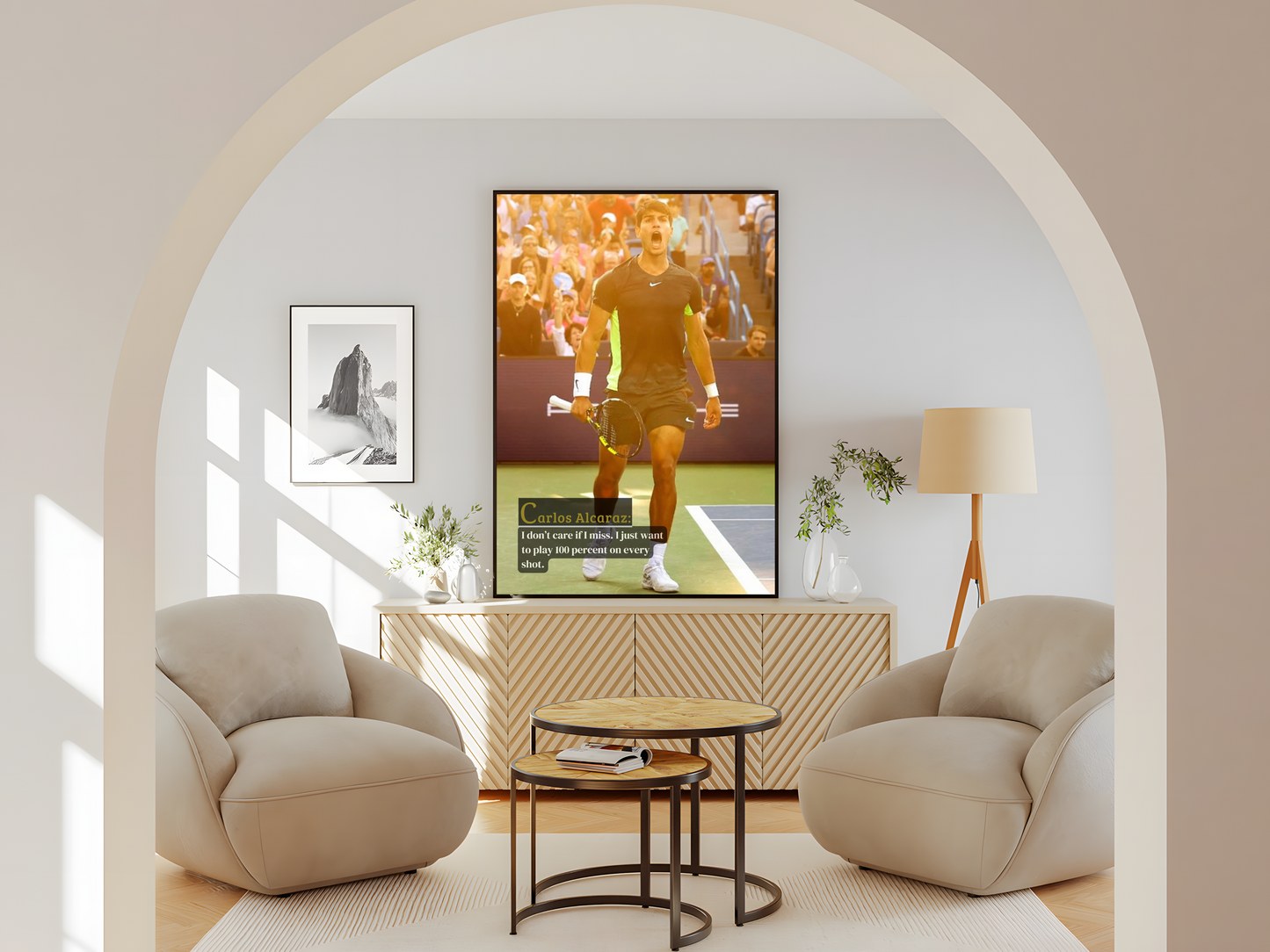 Wohnzimmer Poster mit Rahmen Tennisspieler Carlos Alcaraz mit motivierenten Zitat und überschrift im Tennisstadium in gelb orange schwarz