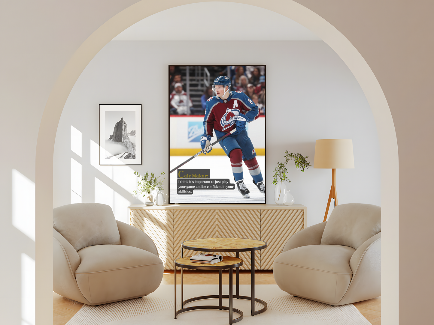 Wohnzimmer Poster mit Rahmen eishockeyspieler mit motivationszitat und überschrift im Eishockeystadium auf Eishockeyplatz mit Publikum in rot blau weiß