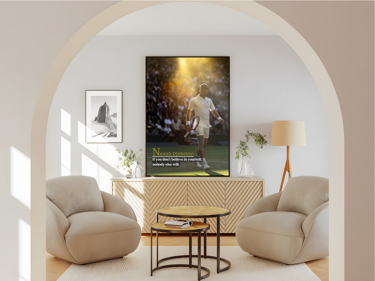 Wohnzimmer  Poster mit Rahmen Tennisspieler auf Tennisplatzt mit Sonnenschein beleuchtung in Tennisstadium mit Publikum, motivationszitat und überschrift schwarz gold gelb grün weiß