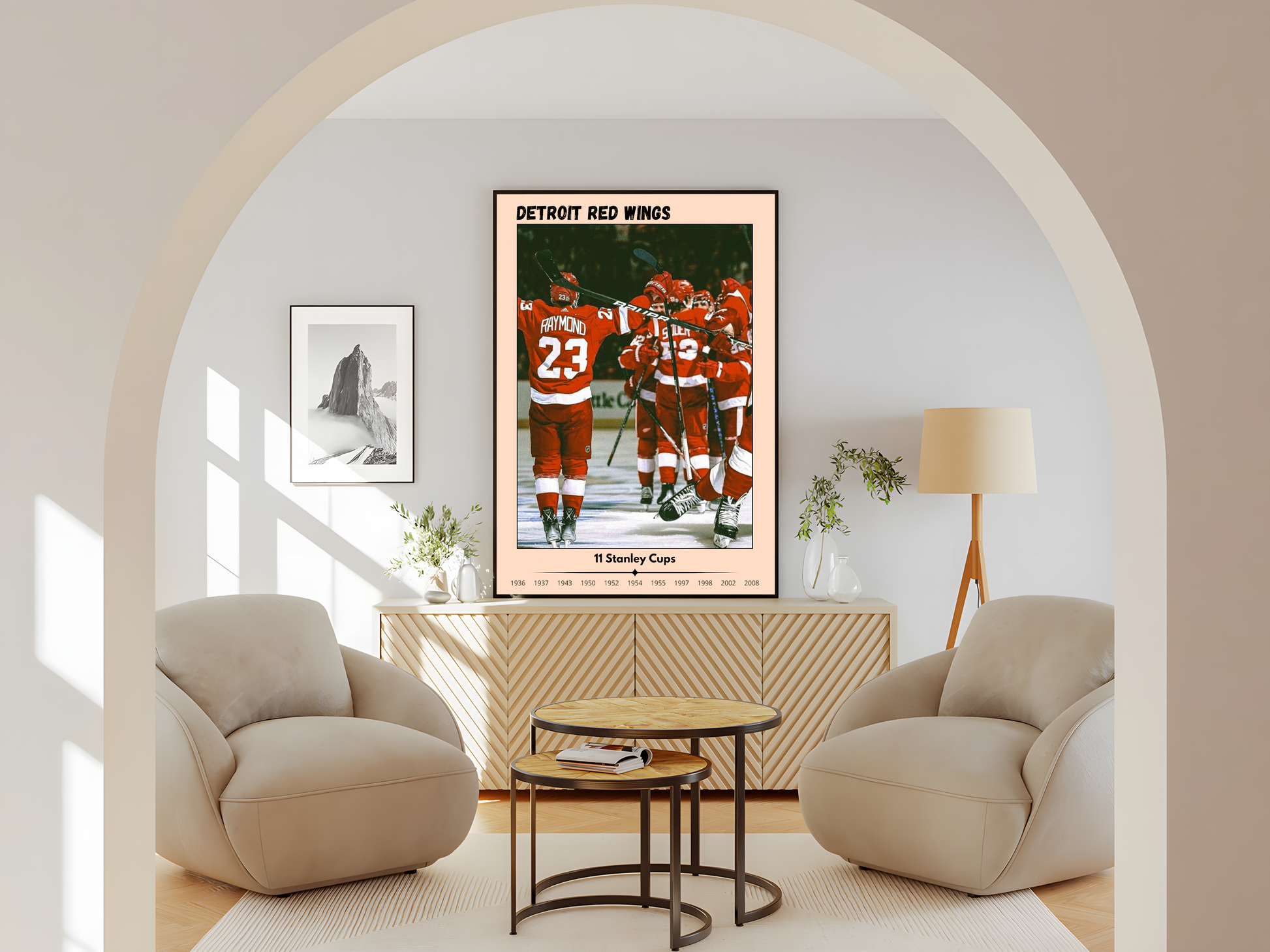 Wohnzimmer  Poster mit Rahmen von Eishockeymannschaft mit Eishockeyspielern auf Eishockeyplatz in Eishockeystadium mit Publikum in beige rot weiß