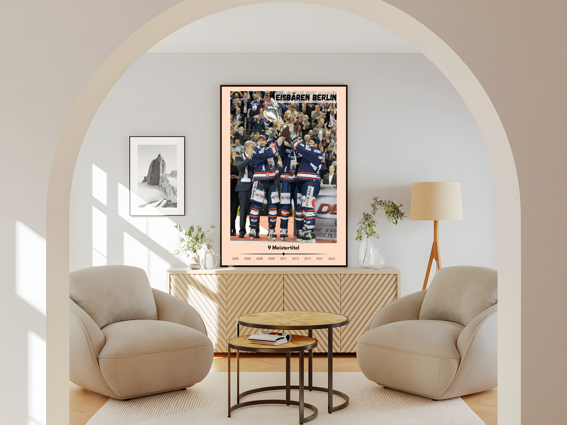 Wohnzimmer Poster mit Rahmen von Eishockeyspieler mit Eishockeyschläger auf Eishockeyplatz in Eishockeyarena mit Publikum und Motivierenden Hockey Zitat und Überschrift in orange blau weiß