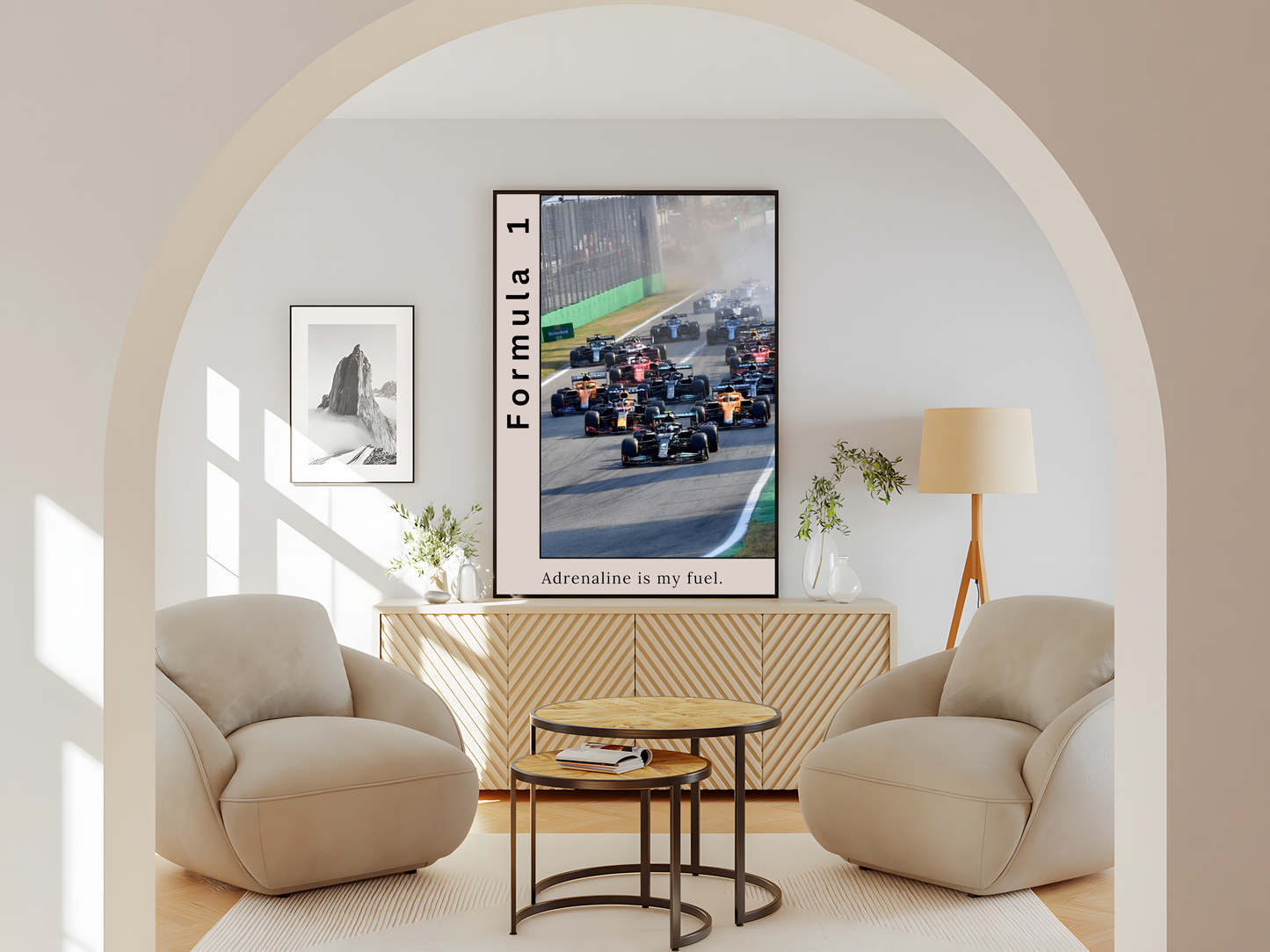 Wohnzimmer poster mit Rahmen formel 1 Rennstrecke mit viele Formel 1 Autos auf einer geraden mit Motivationsspruch und überschrift in beige und silber grün gelb grau