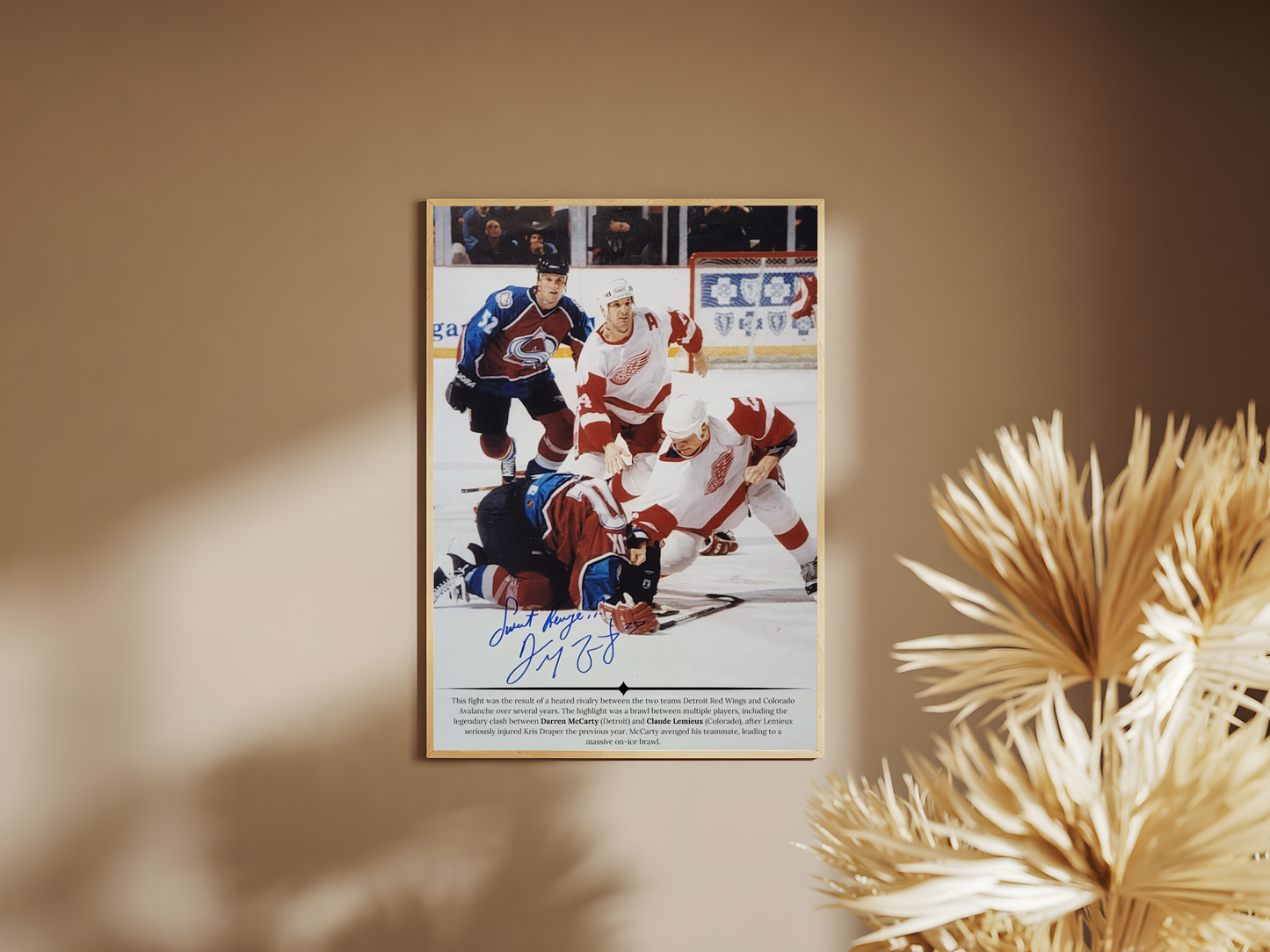 Holzrahmen Poster mit Rahmen von Eishockeyspielern beim Eishockeykampf auf Eishockeyplatz im  Eishockeystadium mit Publikum und Text in rot und blau und weiß