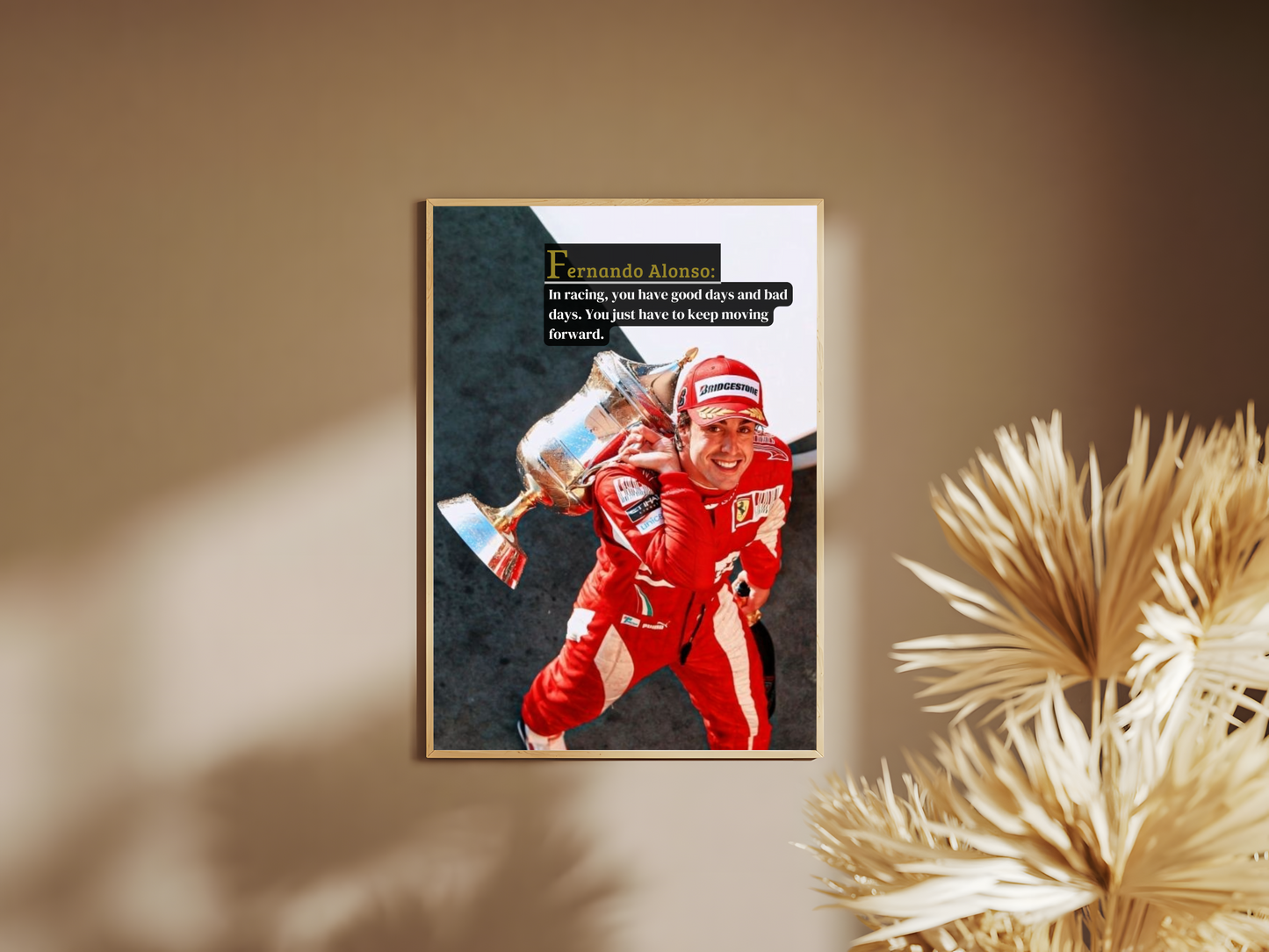 Holzrahmen Poster mit Rahmen Rennfahrer Formel 1 Fernando Alonso mit Pokal und motivationszitat und überschrift in rot und grau und weiß