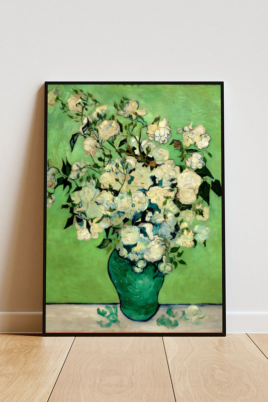 Close-up Poster mit Rahmen Gemälde einer Vase mit Blumen auf Boden und grüner Wand weiß beige grün 