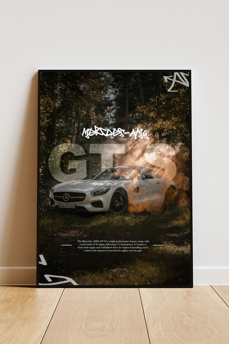 Close-up Poster mit Rahmen von GTS Mercedes im Wald mit beschriftung und überschrift in weiß grün grau silber