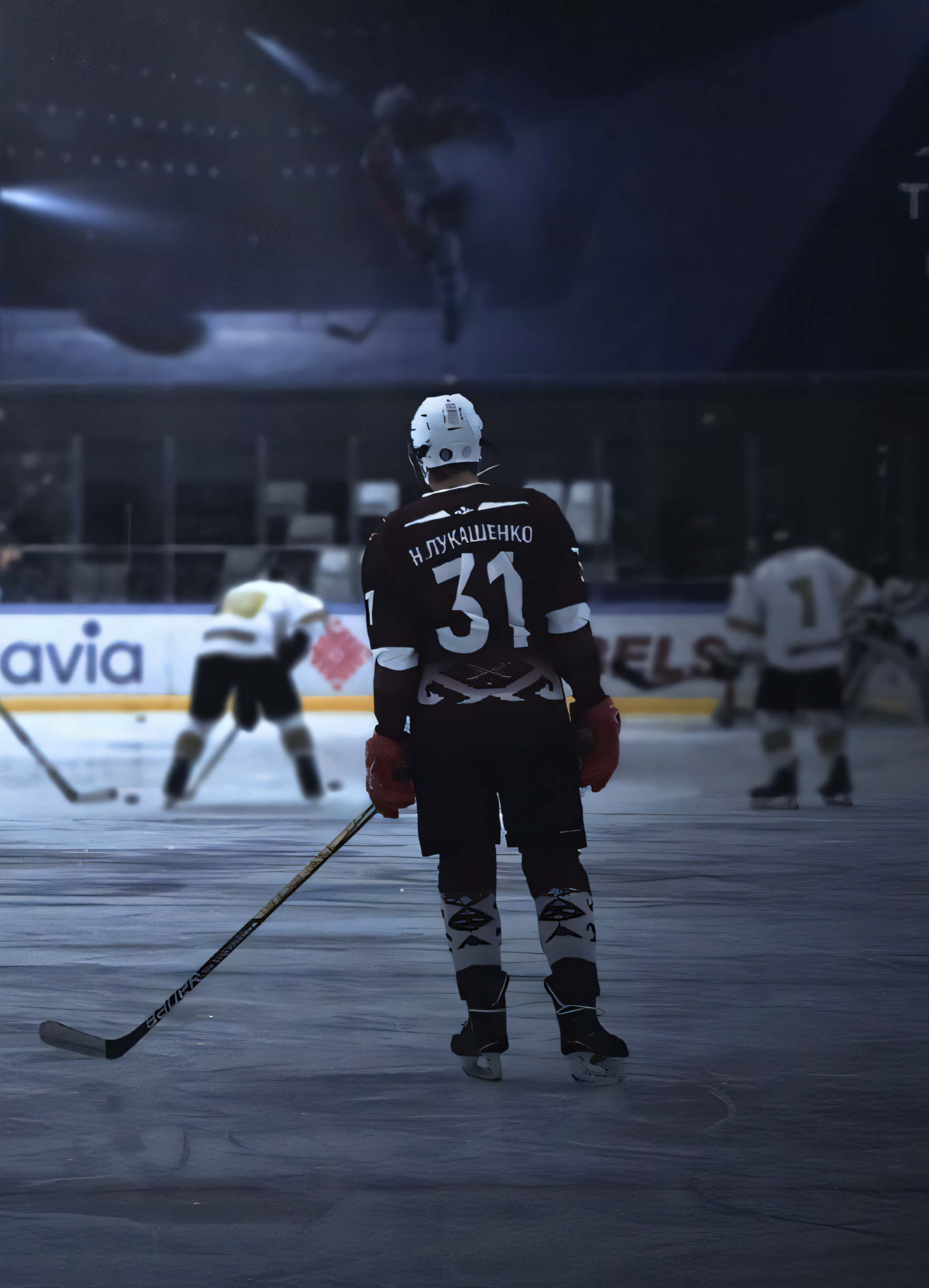 Nahaufnahme  Poster mit Rahmen einsamer Hockeyspieler in einhockearena auf Eishockeyplatz mit Eishockeyschläger mit nummer 31 in blau rot weiß schwarz