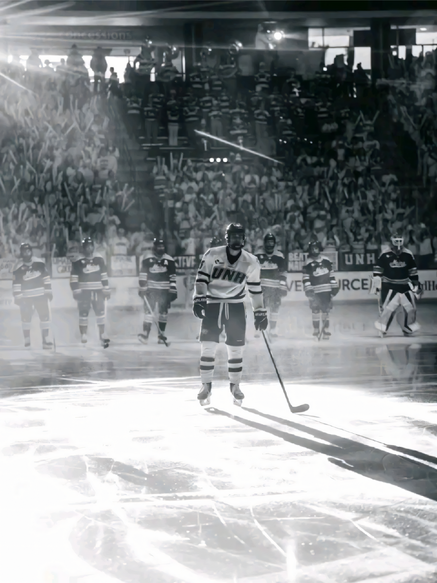 Nahaufnahme Poster mit Rahmen einer Eishockeymannschaft auf Eishockeyplatz im Eishockeystadium und Publikum in schwarz weiß grau