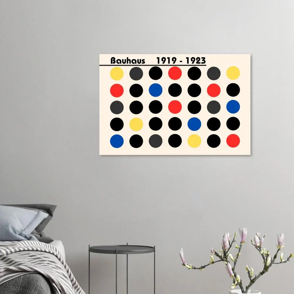 Schlafzimmer Poster mit Rahmen Bauhaus Ausstellung geometrische Symbole Kreise mit verschiedenen Farben auf beigen hintergrund überschrift rot blau gelb schwarz