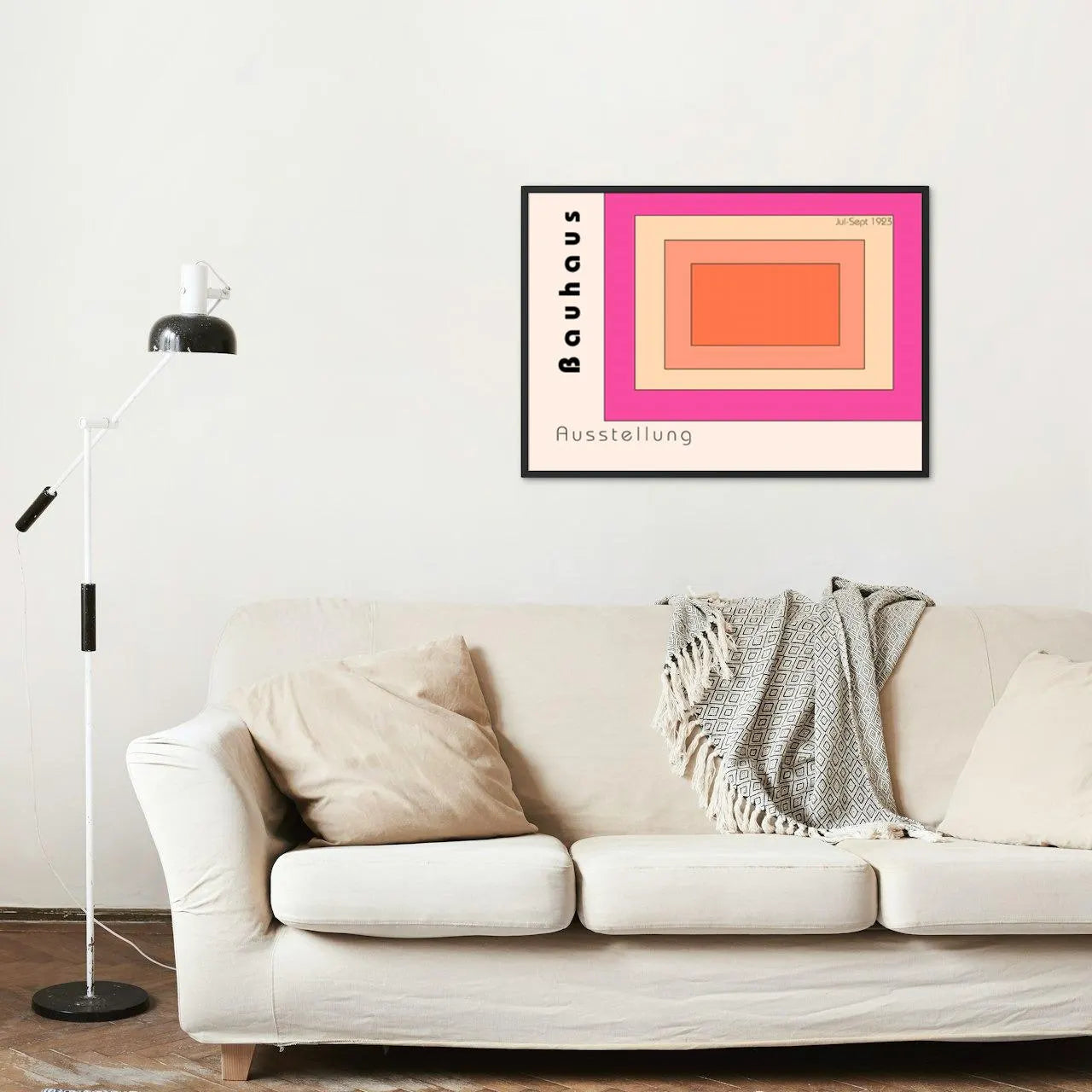 Wohnzimmer  Poster mit Rahmen Bauhaus Ausstellung mit geometrischen Mustern in quadraten in verschiedenen Pink und Orangetönen ineinander mit überschrift