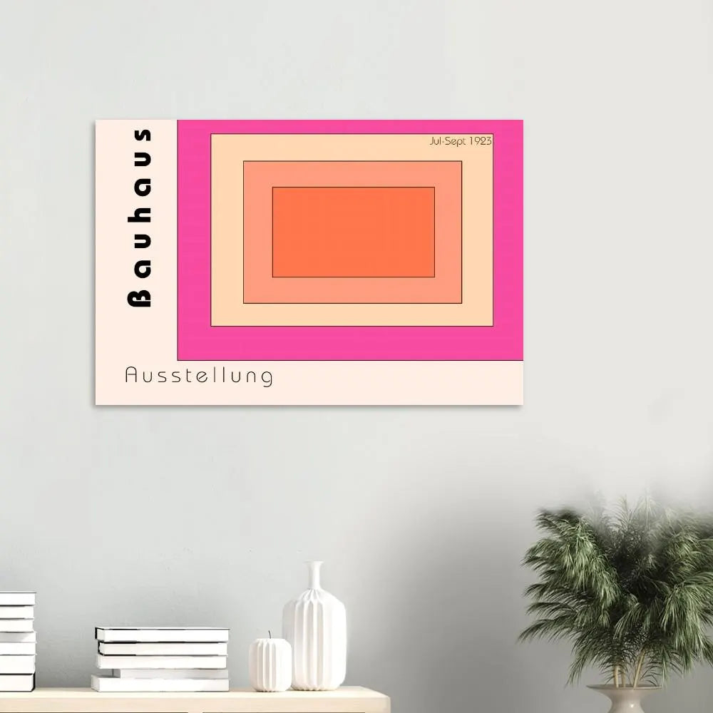 Büro  Poster mit Rahmen Bauhaus Ausstellung mit geometrischen Mustern in quadraten in verschiedenen Pink und Orangetönen ineinander mit überschrift