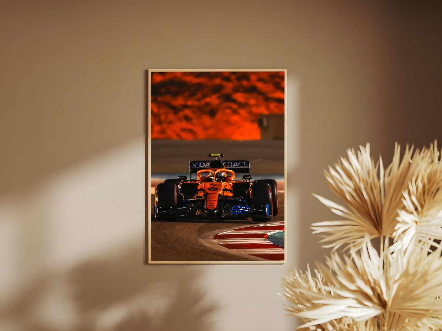 Holzrahmen Poster mit Rahmen formel 1 Auto auf Rennstrecke mit orangen Sonnenuntergang in orange blau schwarz rot weiß