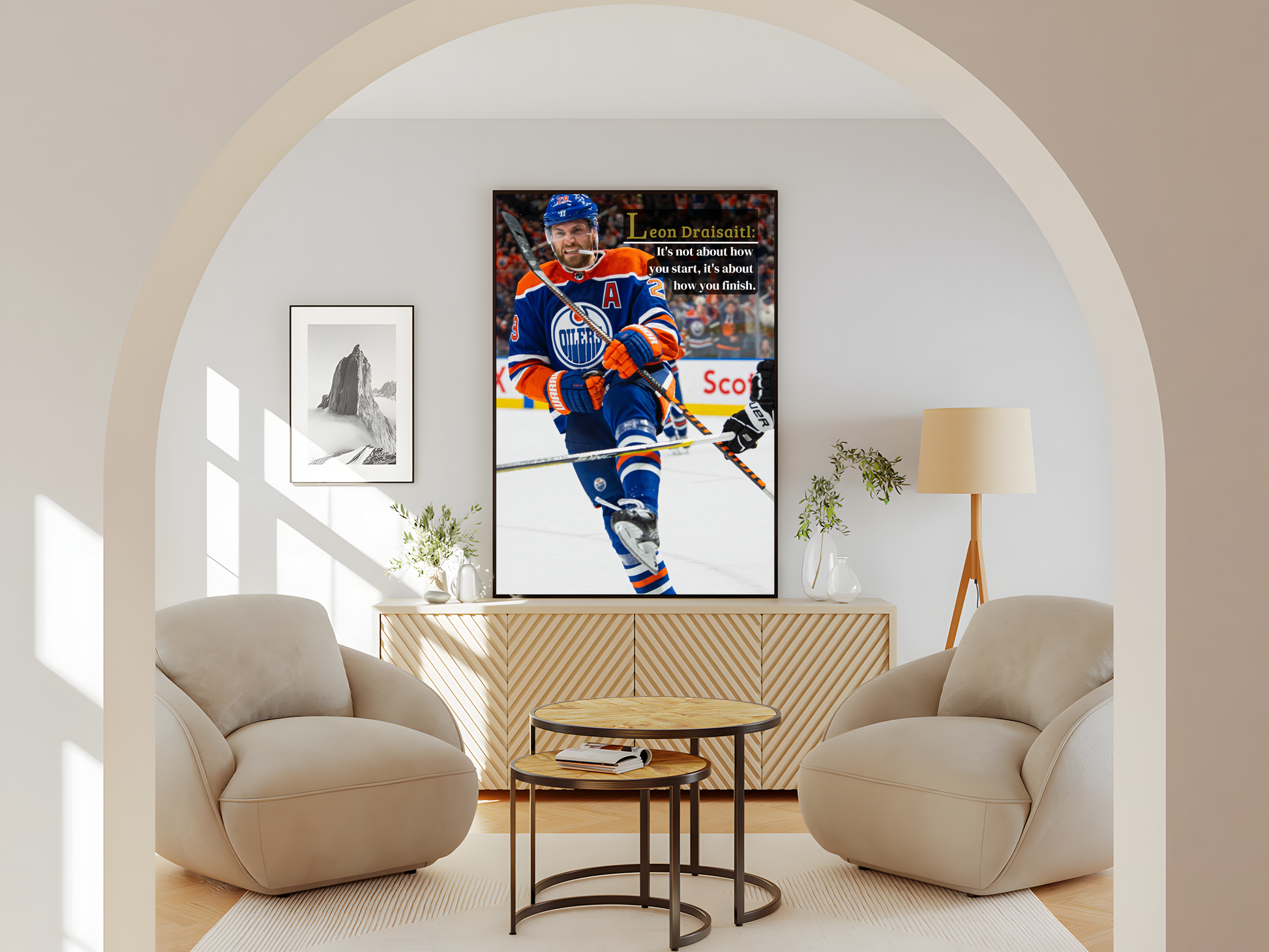 Wohnzimmer Poster mit Rahmen von Eishockeyspieler mit Eishockeyschläger auf Eishockeyplatz in Eishockeyarena mit Publikum und Motivierenden Hockey Zitat und Überschrift in orange blau weiß