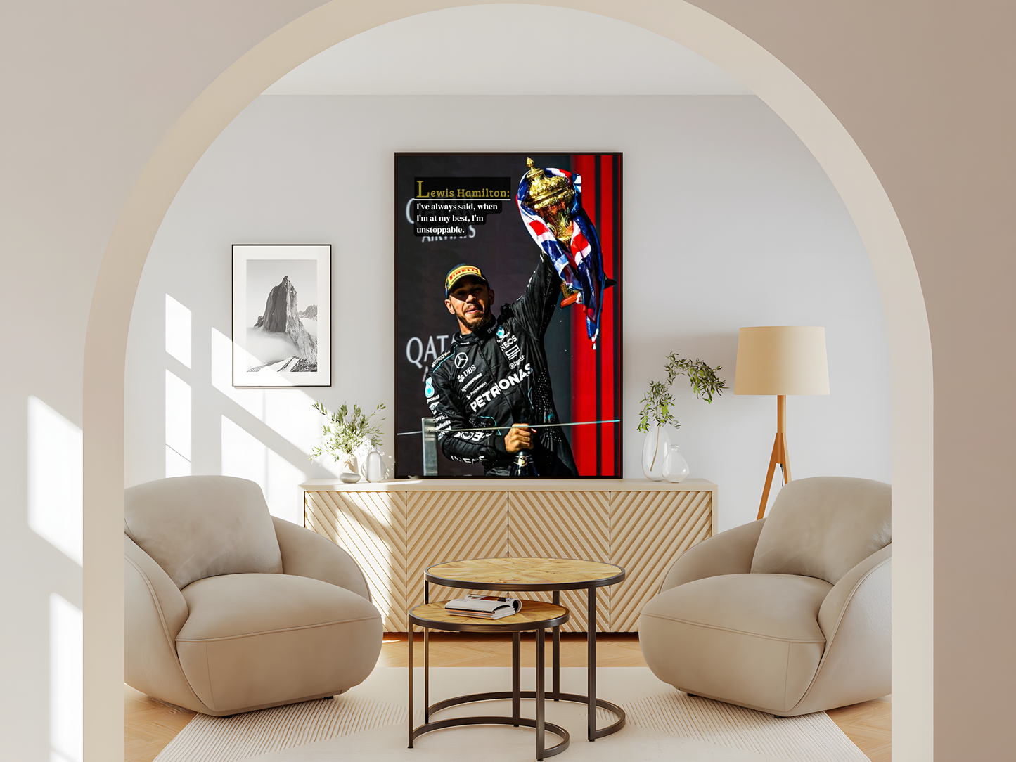 Wohnzimmer Poster mit Rahmen Formel 1 Rennfahrer beim jubeln nach dem Sieg mit Pokal und Champagner in der Hand mit Motivationszitat und Überschrift rot schwarz gold