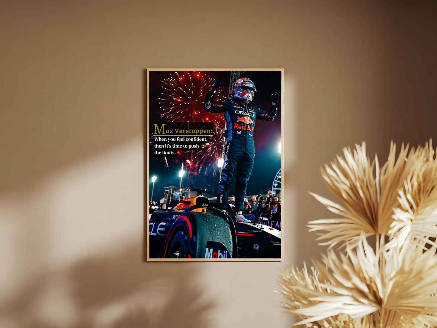 Holzrahmen Poster mit Rahmen Formel 1 Rennfahrer Max Verstappen jubelt auf dem Formel 1 Auto mit Feuerwerk im Hintergrund und sein Team im hintergrund mit motivationszitat in schwarz blau rot weiß