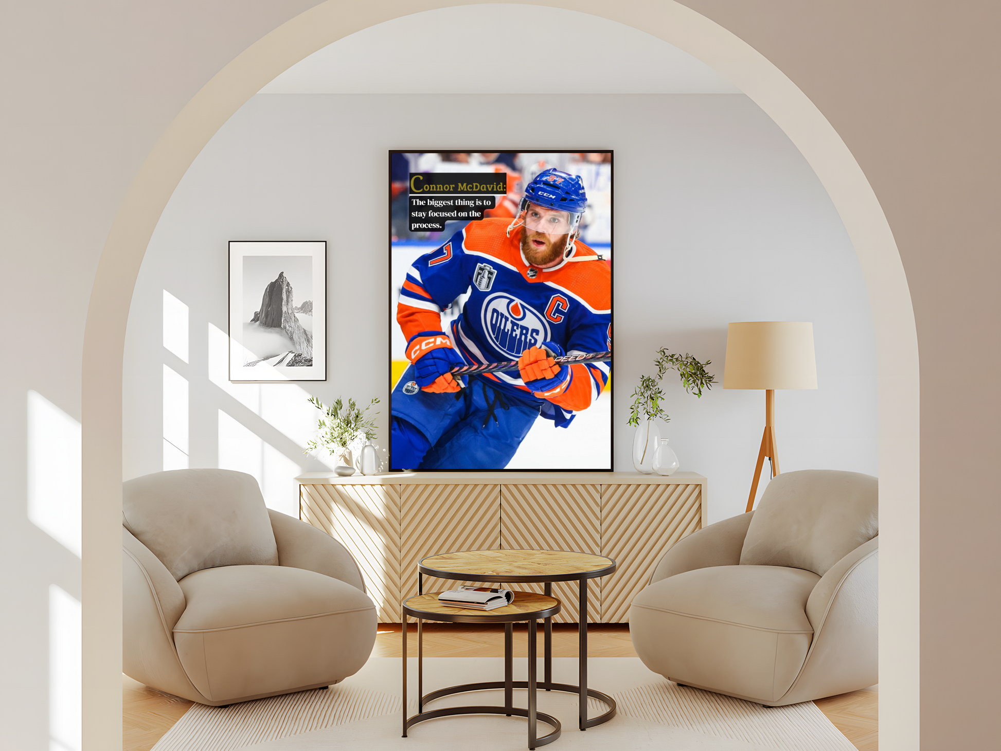 Wohnzimmer Poster mit Rahmen mit Eishockeyspieler und Eishockeyschläger in Eishockeystadium auf Eishockeyplatz in Orange blau und weiß mit Motivationszitat und überschrift