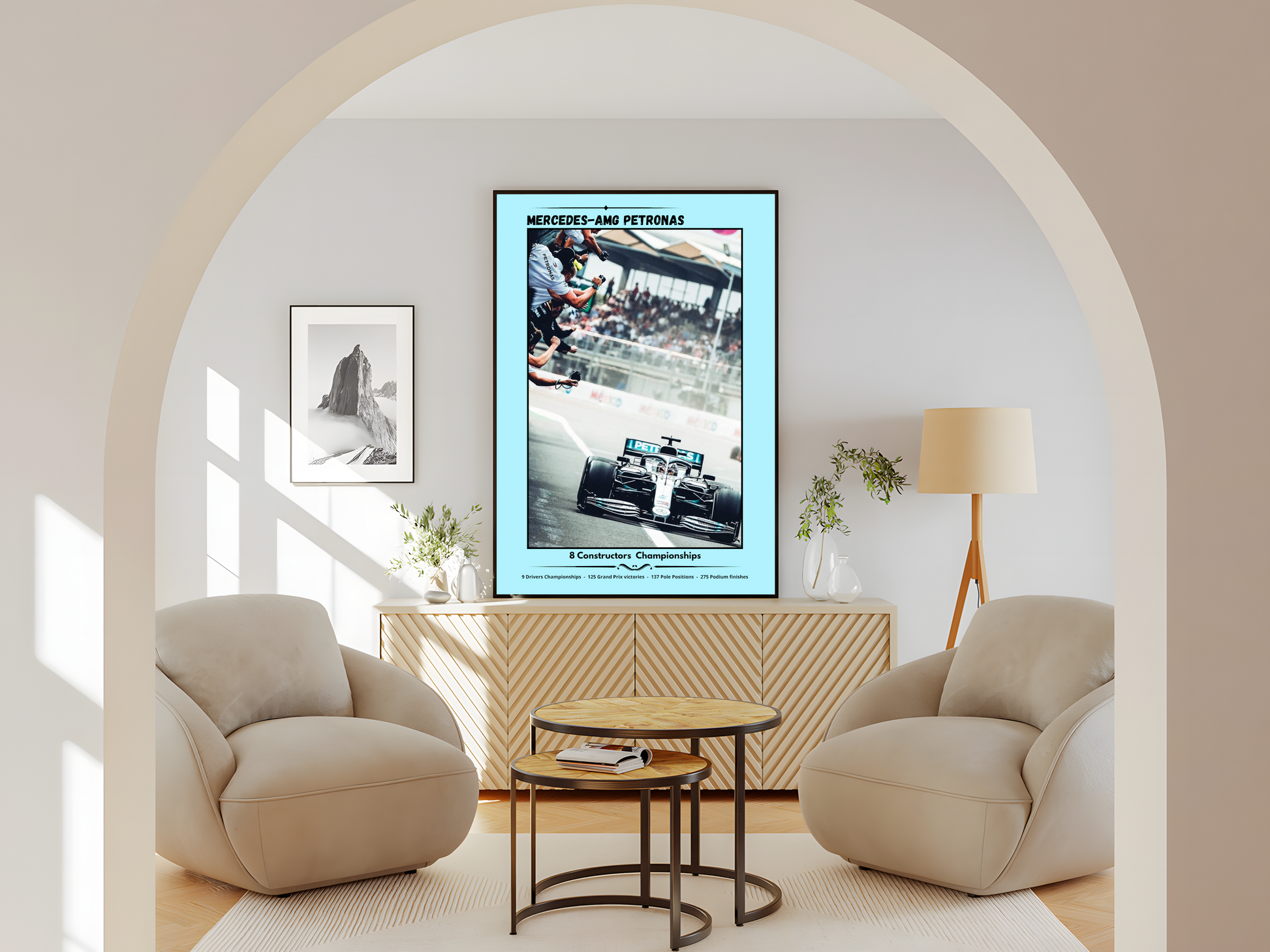 Wohnzimmer  Poster mit Rahmen Mercedes Formel 1 Auot fährt über die Ziellinie und Mercedes Team Jubelt  mit Beschriftung und überschrift in türkis blau und silber und grau