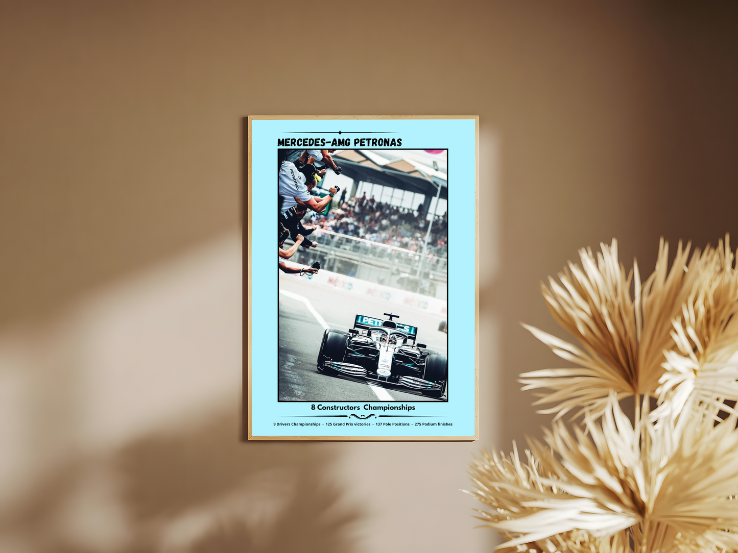 Holzrahmen  Poster mit Rahmen Mercedes Formel 1 Auot fährt über die Ziellinie und Mercedes Team Jubelt  mit Beschriftung und überschrift in türkis blau und silber und grau