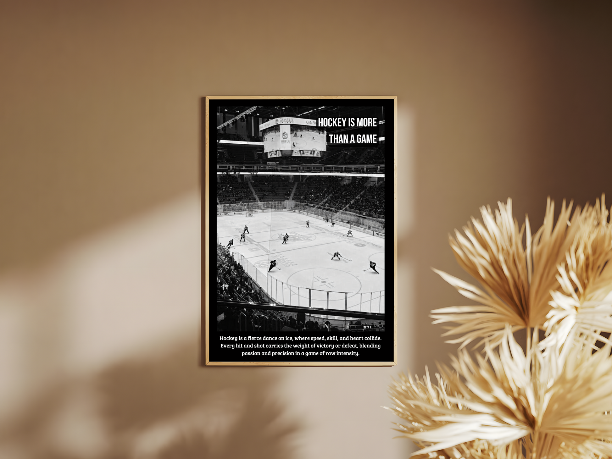 Holzrahmen  Poster mit Rahmen von oben Foto Eishockeystadium Eishockeyplatz mit Eishockeymatch und publikm mit Hockey motivationszitat und beschriftung in schwarz weiß grau