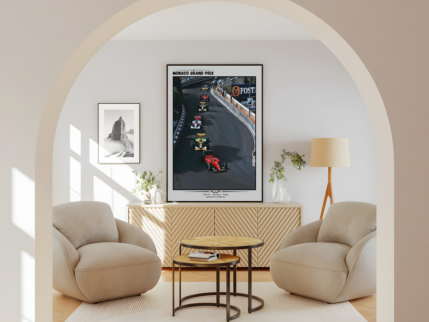 Wohnzimmer  Poster mit Rahmen Formel 1 Autos beim Monaco Rennen auf der Rennstrecke mit silberer umrandung überschrift und beschriftung in rot grün grau gelb silber schwarz