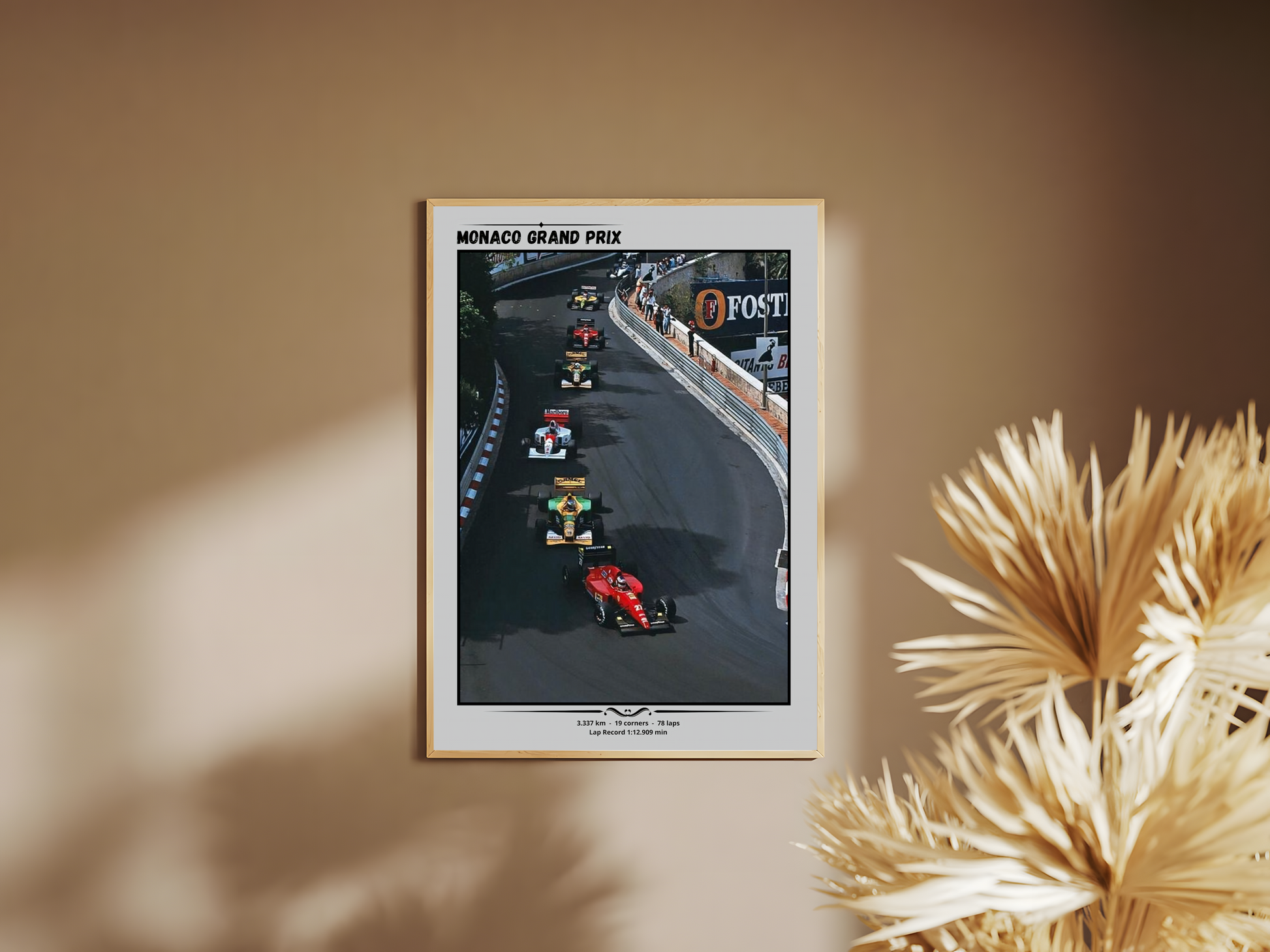 Holzrahmen  Poster mit Rahmen Formel 1 Autos beim Monaco Rennen auf der Rennstrecke mit silberer umrandung überschrift und beschriftung in rot grün grau gelb silber schwarz