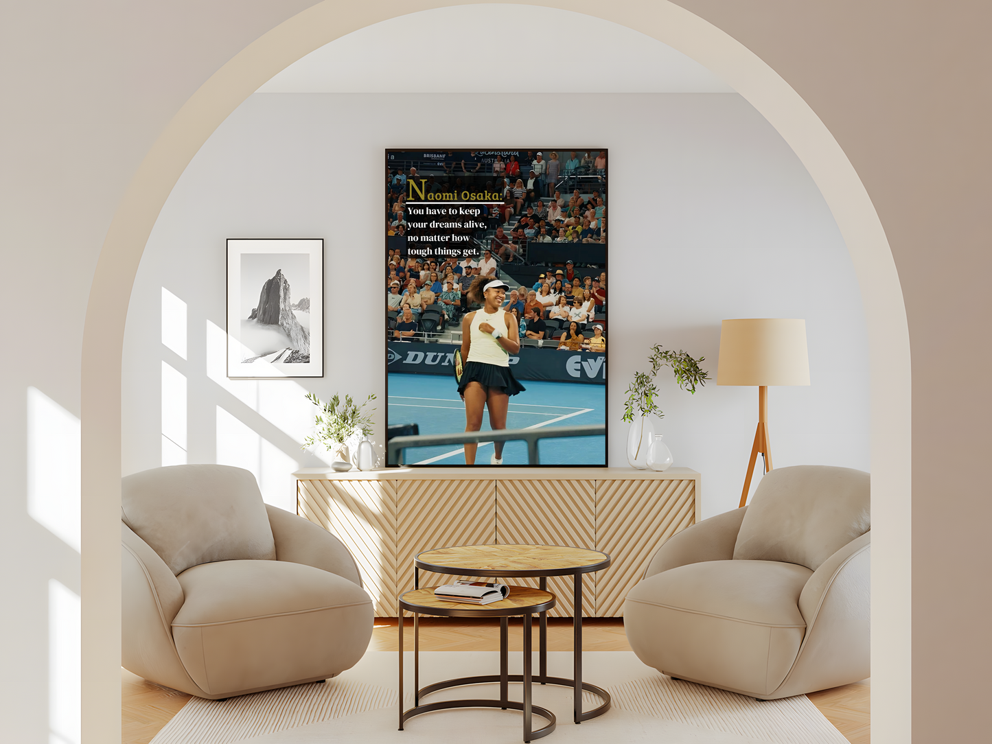 Wohnzimmer Poster mit Rahmen Tennisspieler Naomi Osaka auf Tennisplatz in Tennis Arena mit motivationsspruch und überschrift in blau grau schwarz