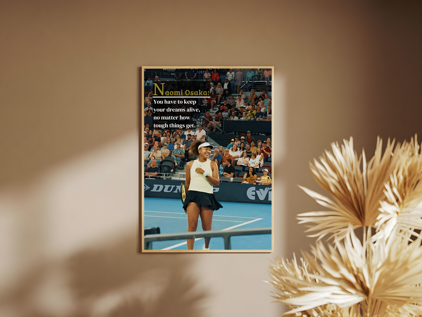 Holzrahmen Poster mit Rahmen Tennisspieler Naomi Osaka auf Tennisplatz in Tennis Arena mit motivationsspruch und überschrift in blau grau schwarz