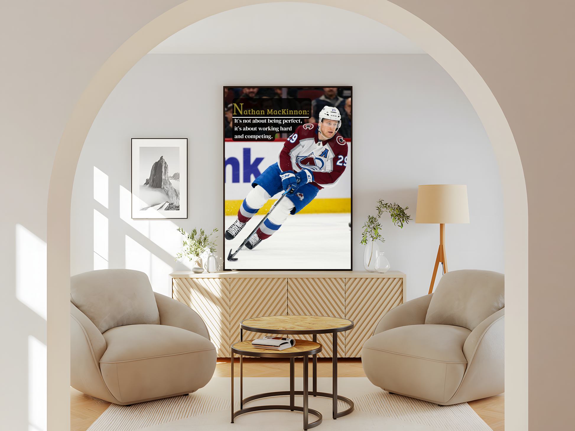 Wohnzimmer Poster mit Rahmen von Eishockeyspieler auf Eishockeyplatz in Eishockeystadium mit Publikum mit überschrift und Motivierenden Zitat in rot blau weiß