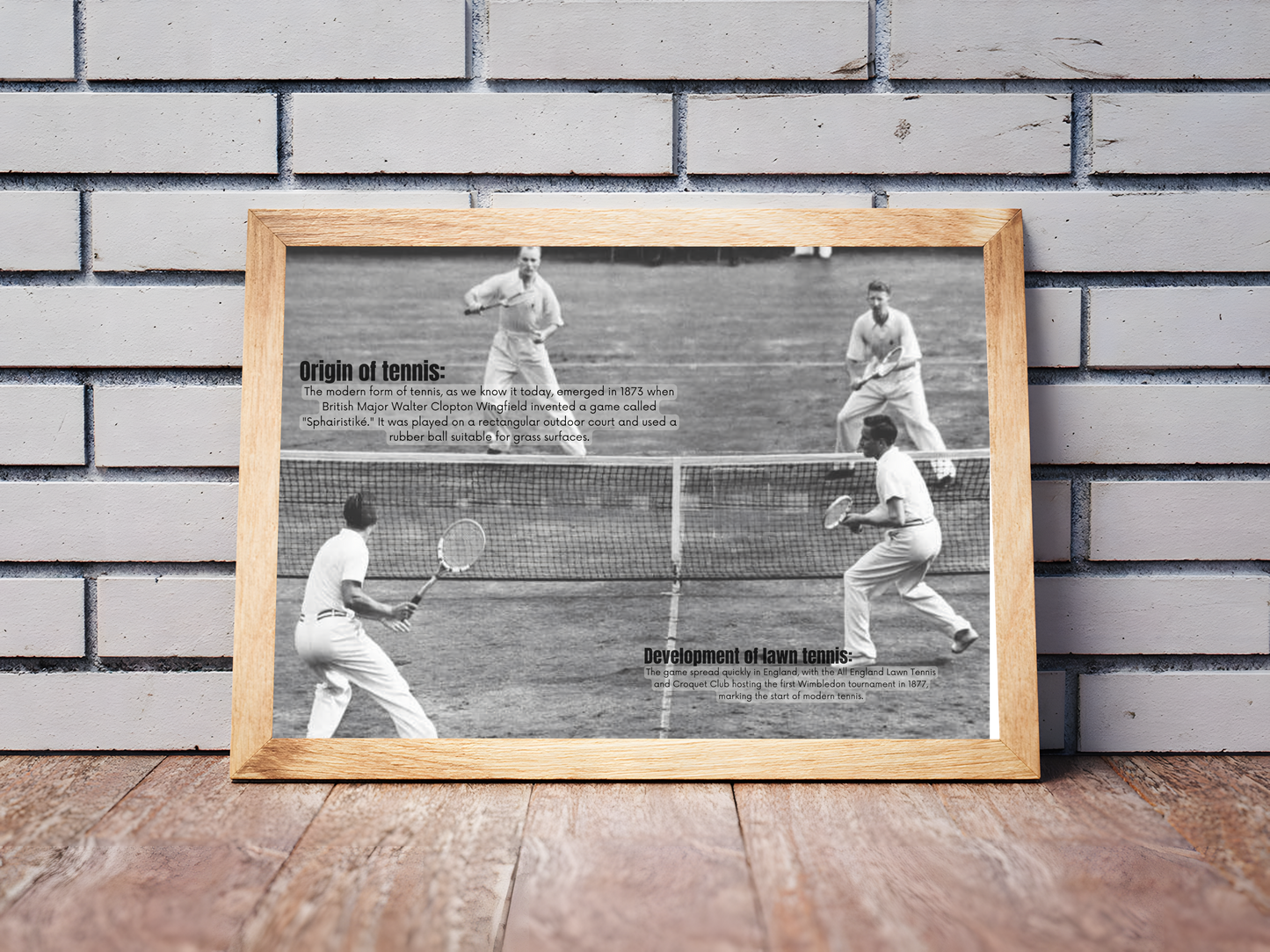 Holzrahmen  Poster mit Rahmen von einem Vintage alten Tennismatch mit vier Tennisspielern auf einem Tennisplatz in weiß grau