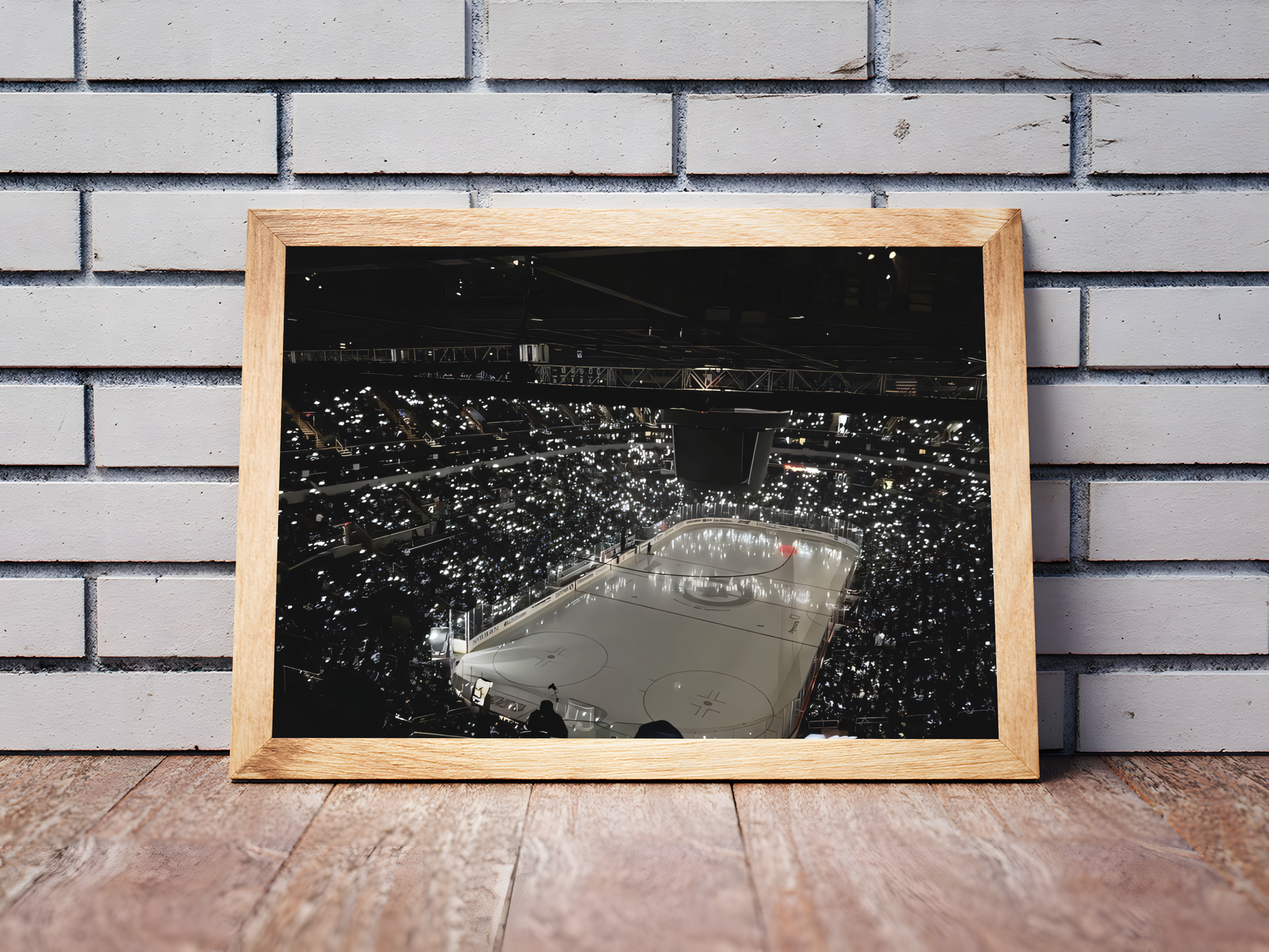 Holzrahmen am boden Poster mit Rahmen von oben Foto Eishockeyarena von Eishockeyplatz mit Publikum und vielen einzelnen Lichtern in schwarz weiß grau