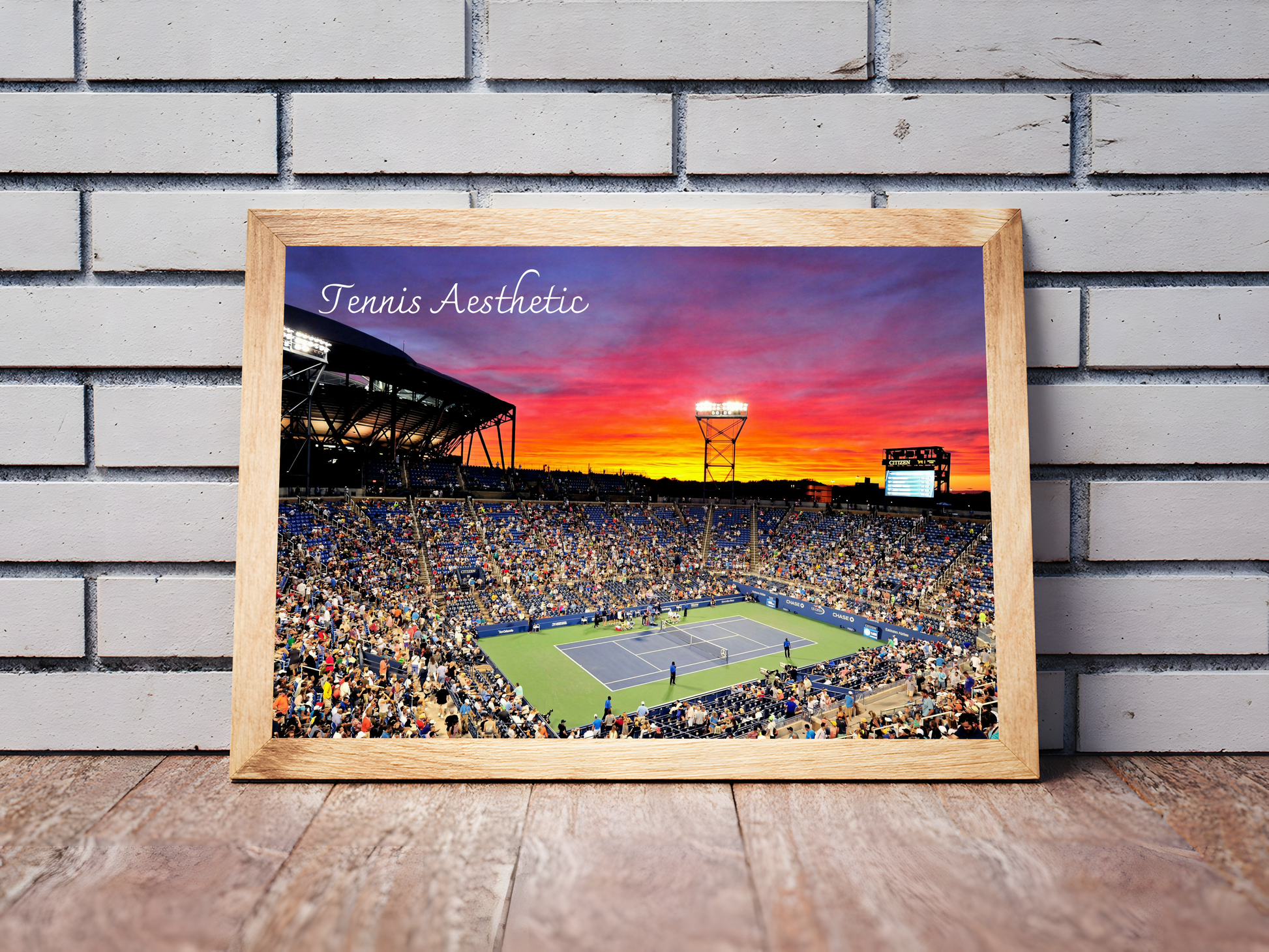 Holzrahmen Poster mit Rahmen eines Tennisplatzes in einem Tennisstadium mit ästhetischen Sonnenuntergang in orange gelb lila