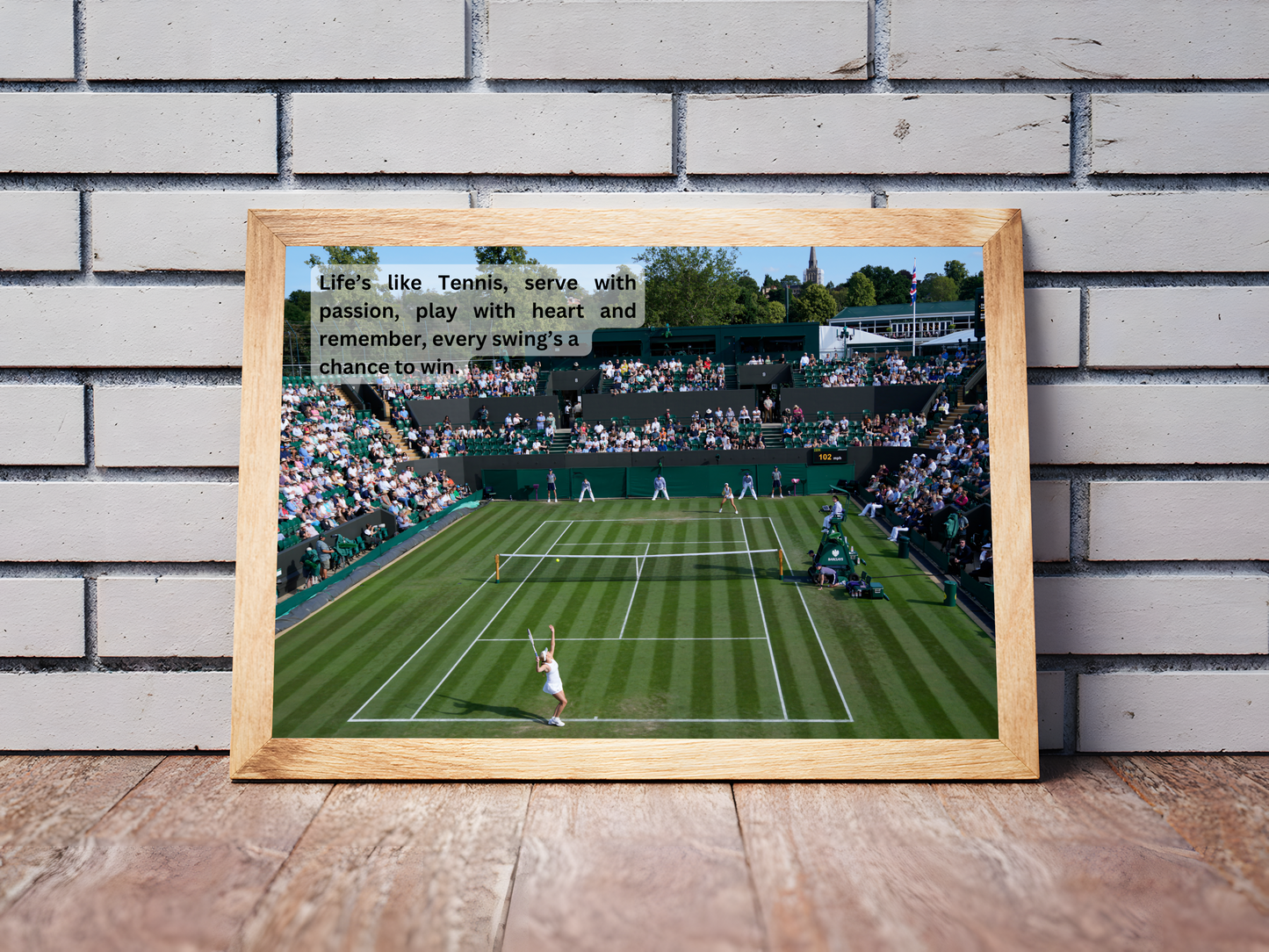 Holzrahmen  Poster mit Rahmen von Tennismatch in einem Tennisstadium mit Tennisspielern beim Tennismatch mit motivierenden Zitat in grün und blau