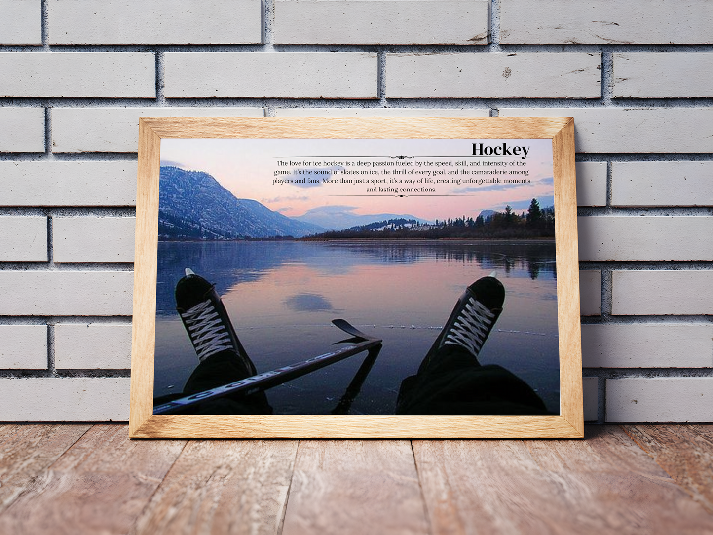 Holzrahmen Poster mit Rahmen Sonnenuntergang mit Hockeyspieler auf Hockelatz auf See mit Landschaft und Bergen und Bäumen und Hockey Zitat Überschrift schwarz blau rosa orange 