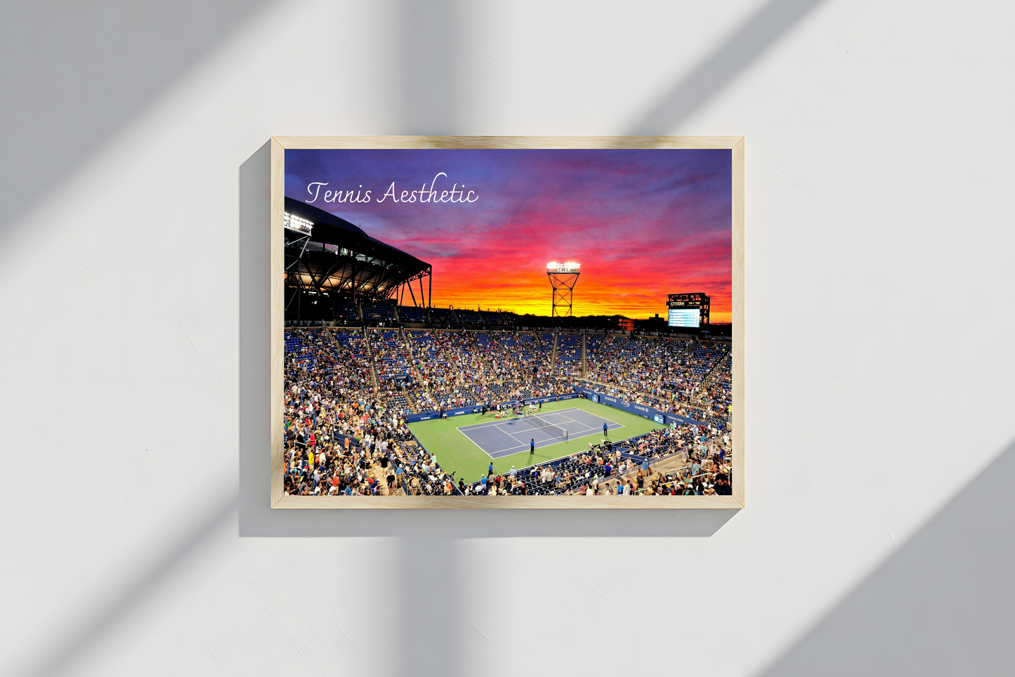 Poster an Wand Poster mit Rahmen eines Tennisplatzes in einem Tennisstadium mit ästhetischen Sonnenuntergang in orange gelb lila