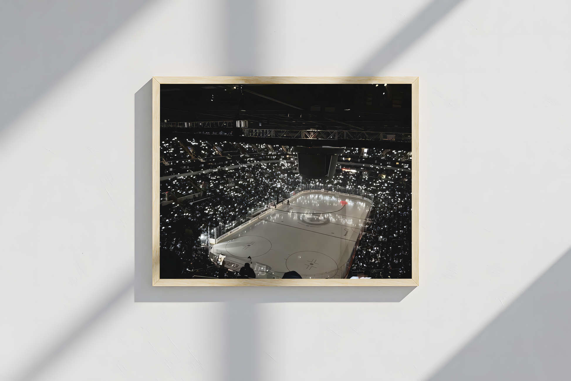 Holzrahmen an der wand Poster mit Rahmen von oben Foto Eishockeyarena von Eishockeyplatz mit Publikum und vielen einzelnen Lichtern in schwarz weiß grau