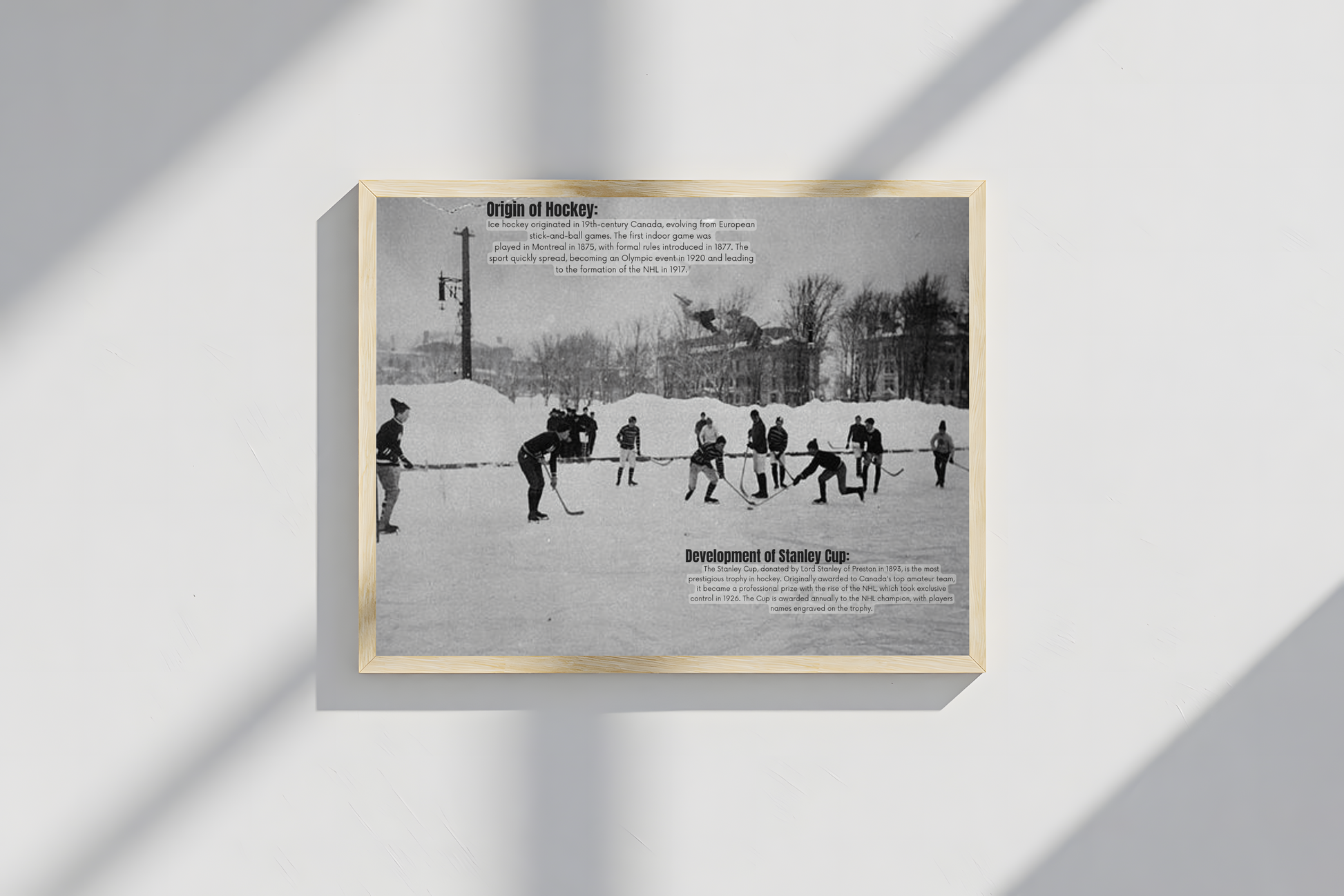 Holzrahmen an der Wand Poster mit Rahmen Vintage alte Aufnahme von Hockeyspiel auf Hockeplatz in der Stadt hintergrund gebäude und beschriftung der Geschichte von Eishockey schwarz weiß grau