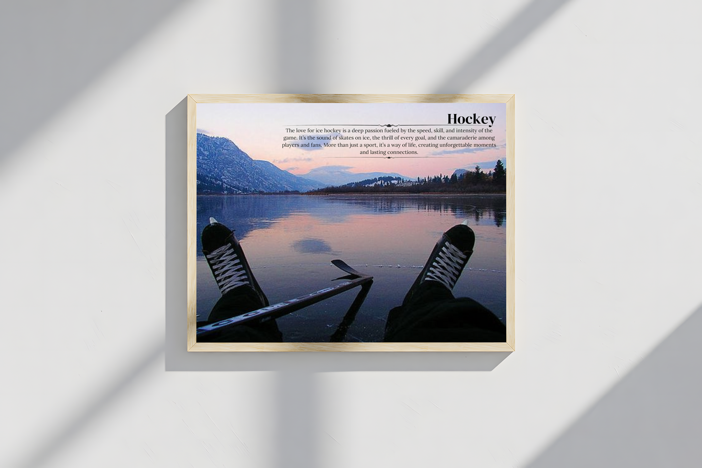 Holzrahmen Poster mit Rahmen Sonnenuntergang mit Hockeyspieler auf Hockelatz auf See mit Landschaft und Bergen und Bäumen und Hockey Zitat Überschrift schwarz blau rosa orange 