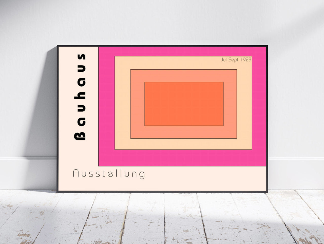 Close-up Poster mit Rahmen Bauhaus Ausstellung mit geometrischen Mustern in quadraten in verschiedenen Pink und Orangetönen ineinander mit überschrift