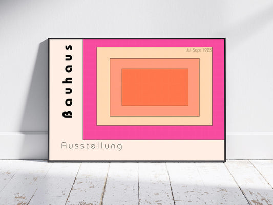 Close-up Poster mit Rahmen Bauhaus Ausstellung mit geometrischen Mustern in quadraten in verschiedenen Pink und Orangetönen ineinander mit überschrift