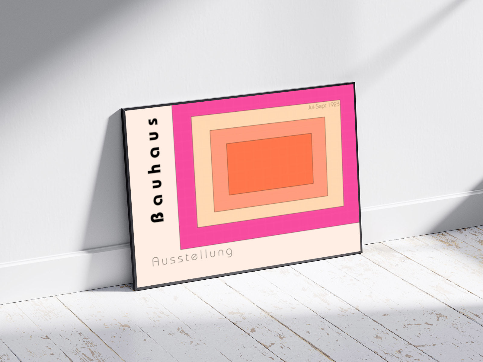 Schräge ansicht  Poster mit Rahmen Bauhaus Ausstellung mit geometrischen Mustern in quadraten in verschiedenen Pink und Orangetönen ineinander mit überschrift