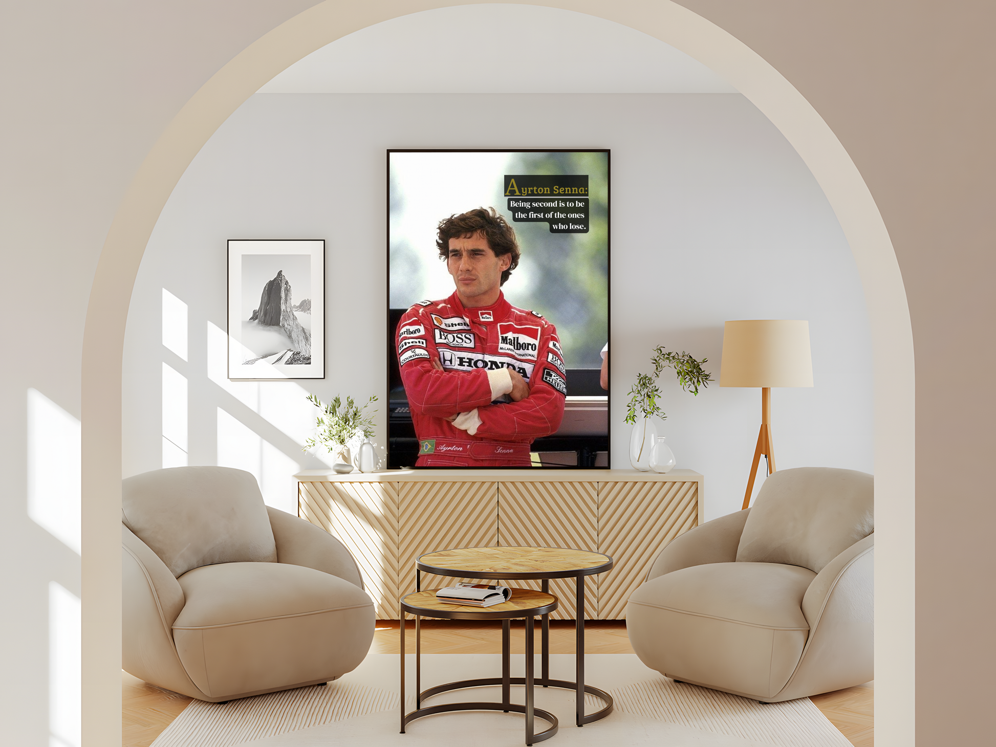 Wohnzimmer Poster mit Rahmen Ayrton Senna possiert mit Motivationszitat und überschrift in rot mit grün weißem hintergrund 